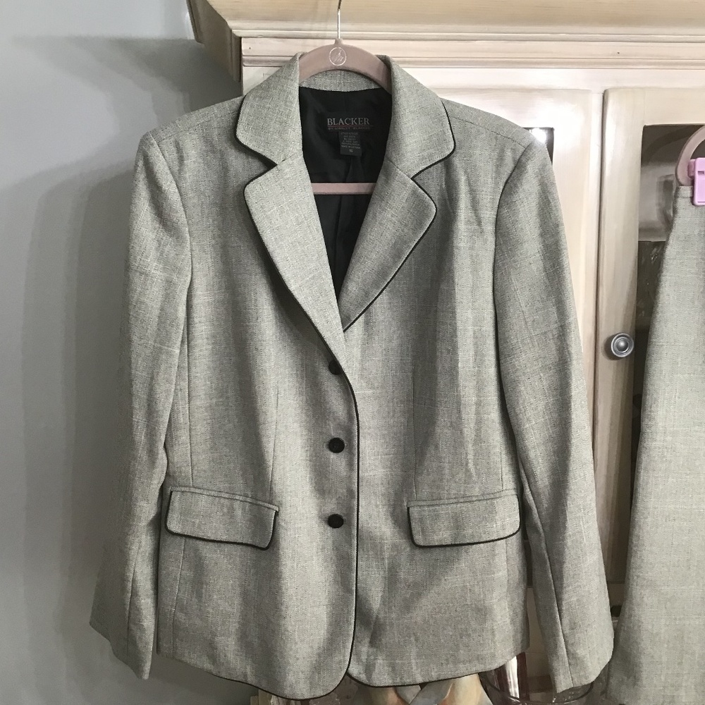 Skirt suit